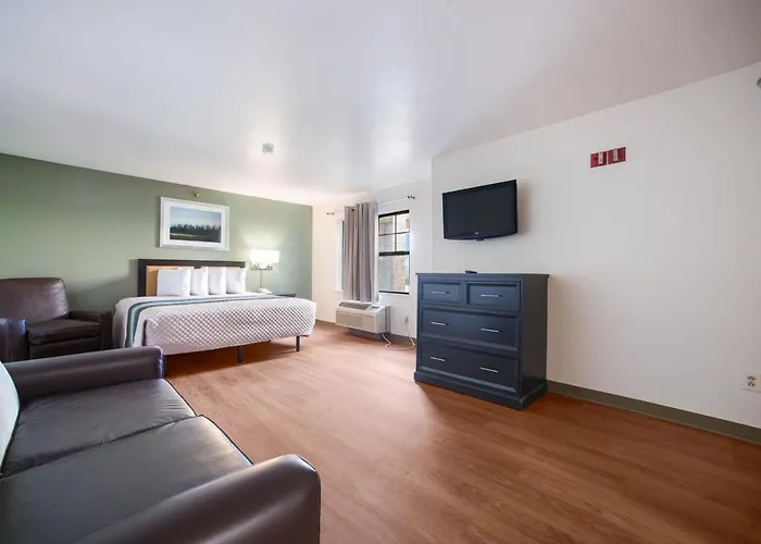 Hometowne Studios By Red Roof St. Louis - Airport/N Lindbergh