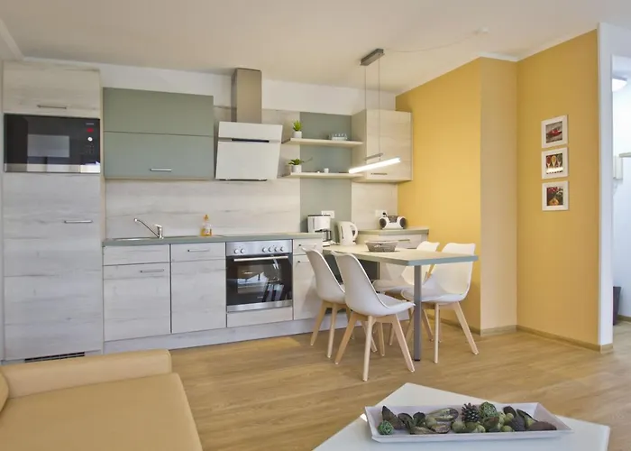 strandnah mit Balkon, gratis Nutzung vom AHOI Erlebnisbad und Sauna in Sellin - Strandhaus Mönchgut FeWo13