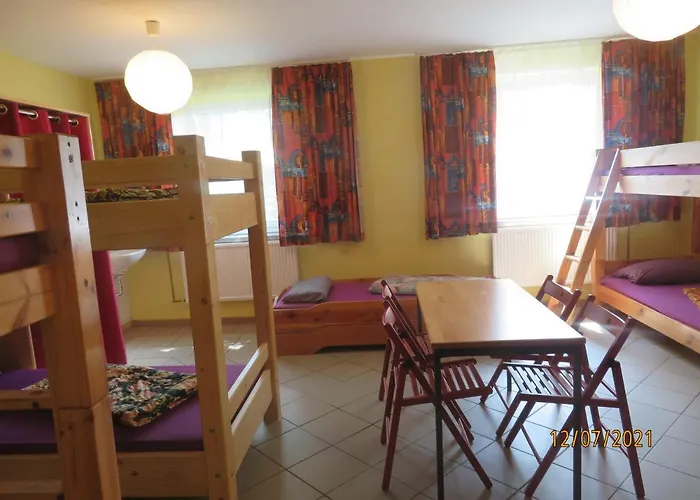 Hostel Waldhaus am Ferienpark-Mehrbett-Gruppenzimmer mit Waschbecken