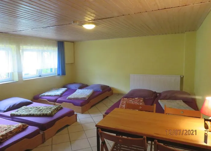 Hostel Waldhaus am Ferienpark-Mehrbett-Gruppenzimmer mit Waschbecken