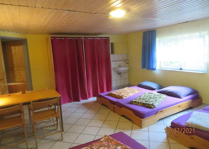 Hostel Waldhaus am Ferienpark-Mehrbett-Gruppenzimmer mit Waschbecken