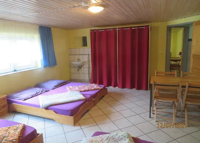 Hostel Waldhaus am Ferienpark-Mehrbett-Gruppenzimmer mit Waschbecken