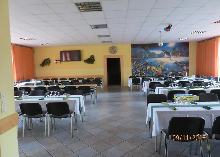 Hostel Waldhaus am Ferienpark-Mehrbett-Gruppenzimmer mit Waschbecken