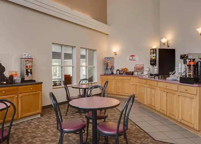 Super 8 By Wyndham Menomonie Wi