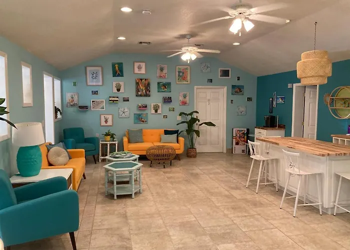 3Gulls Inn Ozona-Boutique Hotel-Steps From Restaurants & Brewery-Swimspa Pool-Pet Friendly