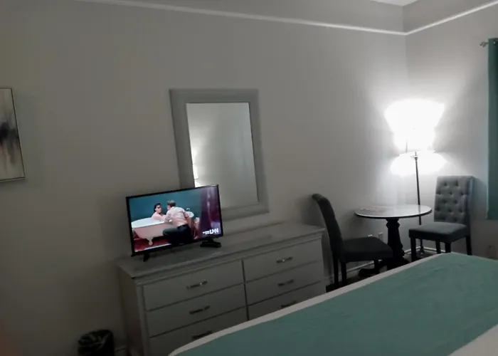 Deluxe Inn & Suites