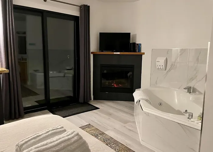 Oceanfront Room With Hot Tub & Firepit
