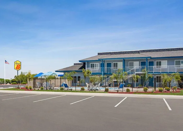 Super 8 By Wyndham Lindsay Olive Tree