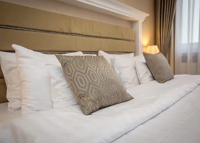 Queen'S Court Hotel & Residence