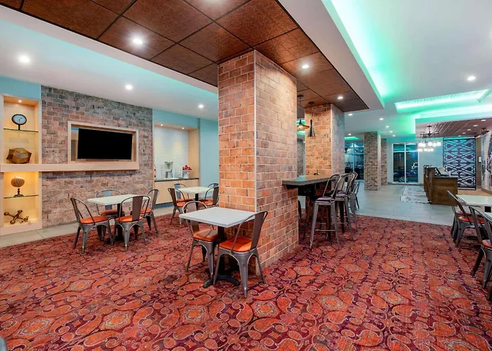 La Quinta Inn & Suites By Wyndham New Orleans Downtown