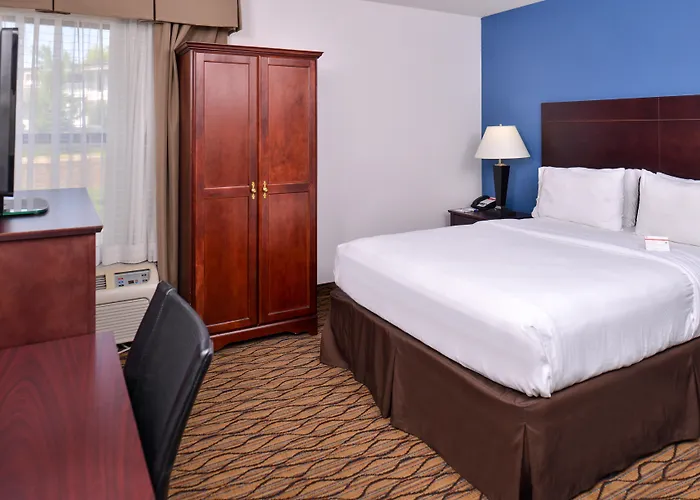 Holiday Inn Express & Suites Central Omaha By Ihg