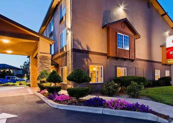 Best Western Plus Rama Inn & Suites