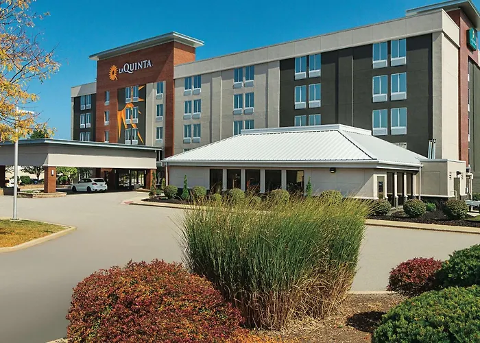 La Quinta Inn & Suites By Wyndham Cleveland Airport West