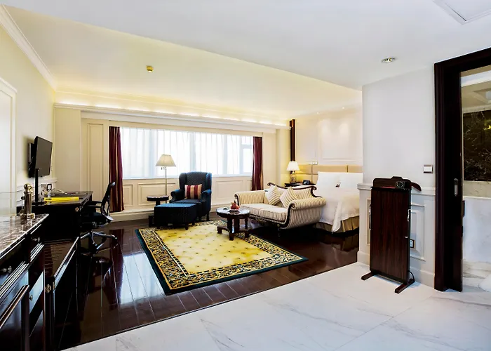 Crowne Plaza Landmark Shenzhen: Border-Close Retreat with Heated Pool