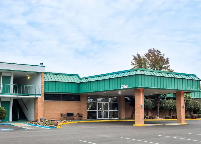 Super 8 By Wyndham Hope
