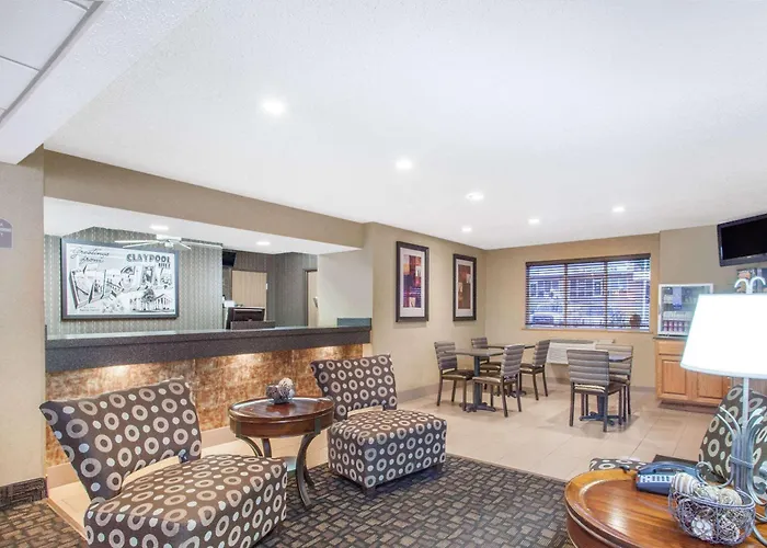 Super 8 By Wyndham Richlands/Claypool Hill Area