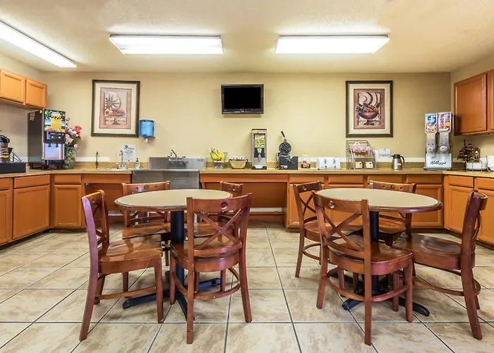 Super 8 By Wyndham Denton
