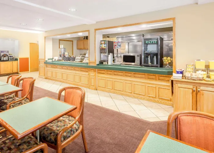 Days Inn & Suites By Wyndham Kalamazoo