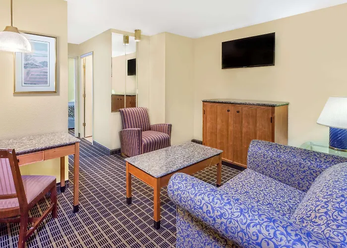 Days Inn & Suites By Wyndham Kalamazoo