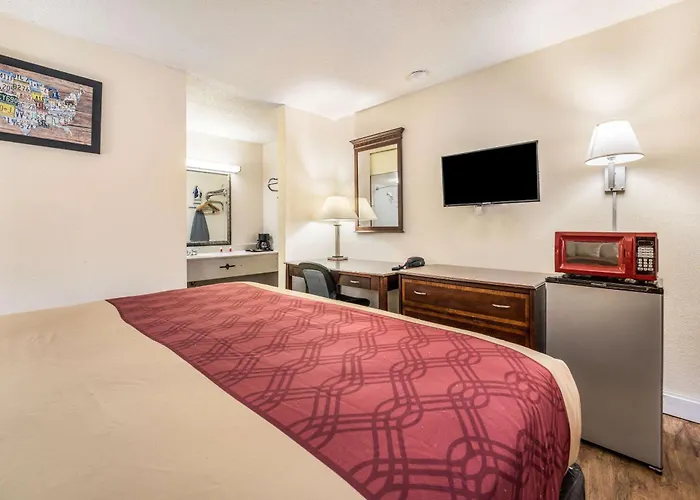 Econo Lodge Inn & Suites Macon West