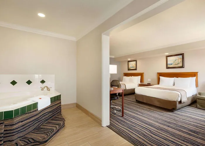 Days Inn By Wyndham Eureka Ca