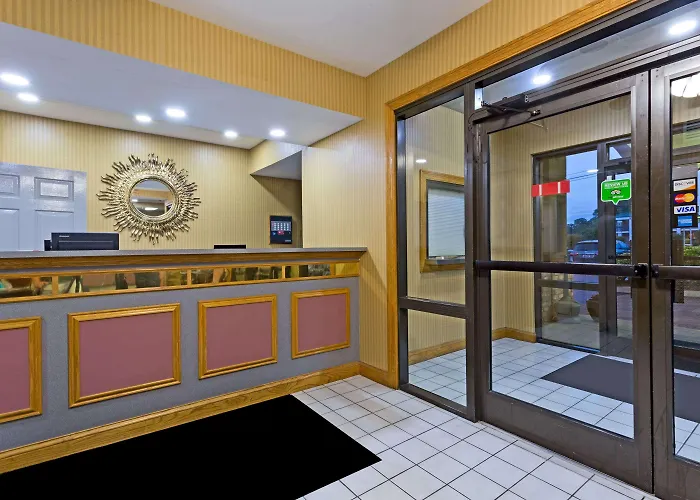 Super 8 By Wyndham Franklin Hwy 31