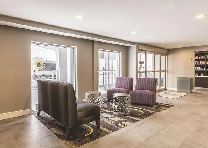 La Quinta Inn & Suites By Wyndham Cleveland - Airport North