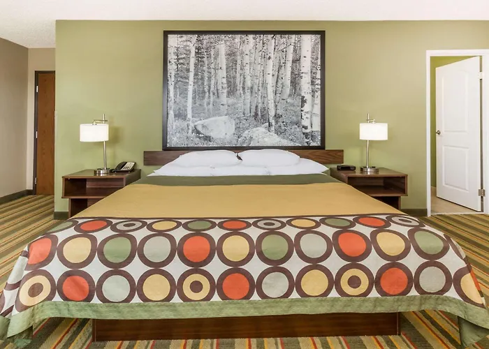 Super 8 By Wyndham Montrose