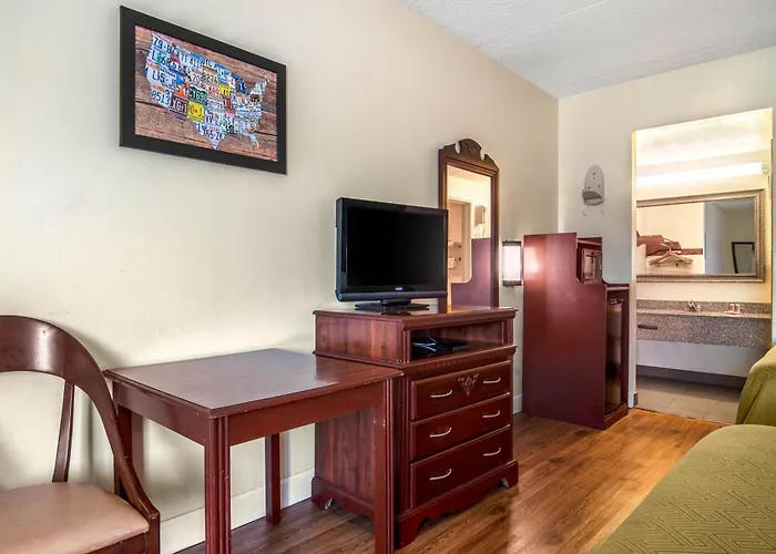 Econo Lodge Inn & Suites