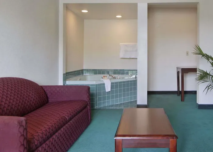 Days Inn By Wyndham Roanoke Civic Center