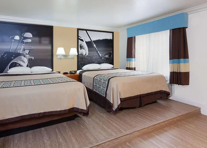 Super 8 By Wyndham Santa Clarita/Valencia