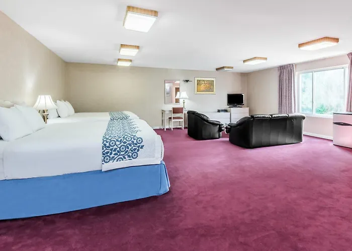 Days Inn By Wyndham Hicksville Long Island