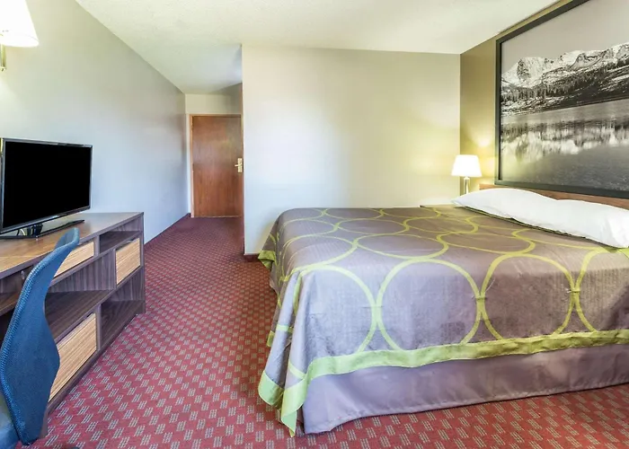 Super 8 By Wyndham Longmont/Del Camino