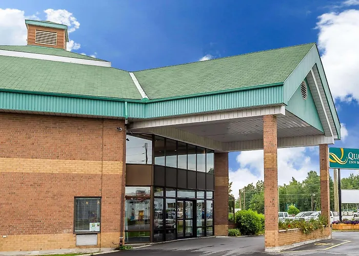 Hawkesbury Hotels