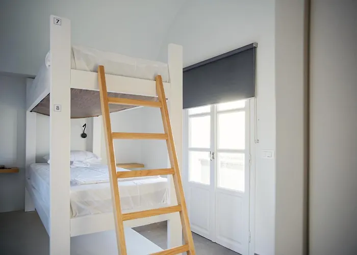Central Hostel Oia