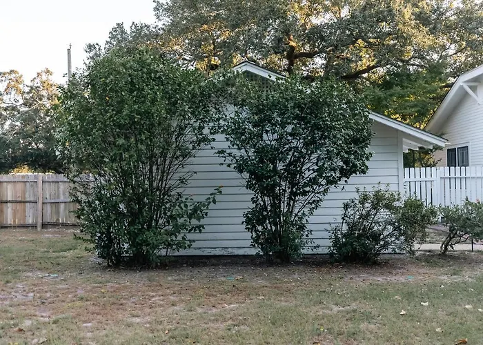 Gulf Coast Craftsman - Cozy, Charming & Central!