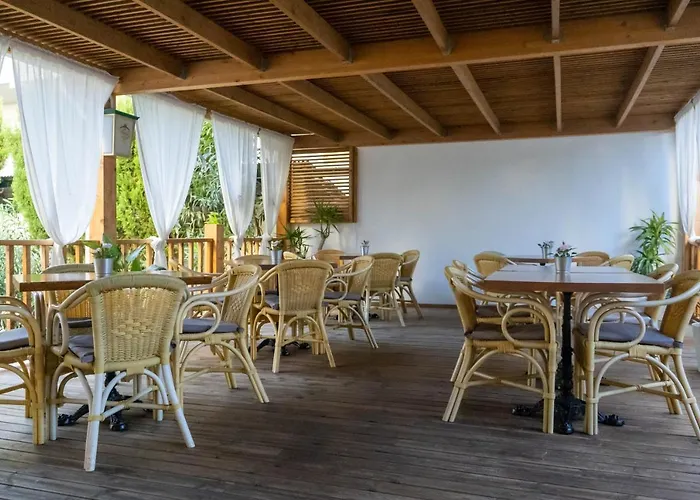 Coral Beach House & Food (Adults Only)