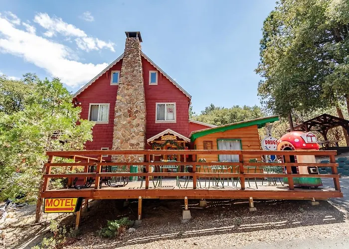 Hicksville Pines Chalets & Motel