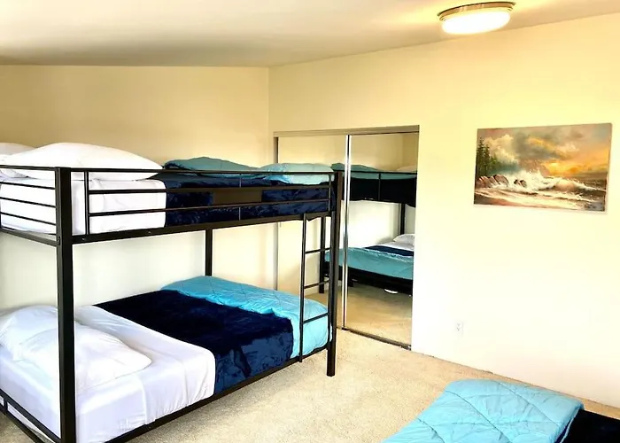 Modern & Cozy Gem ~ Walk To The Beach ~ Queen Beds