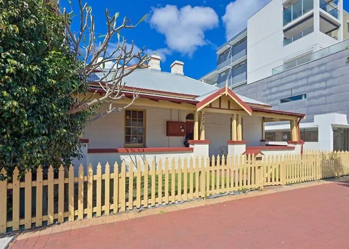 Emu Backpackers Perth - Note - Valid Passport Required For Check In