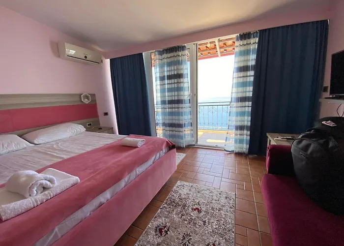 Hotel Odhisea Qeparo