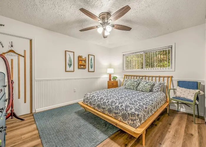 Bright, Updated Waterfront Cottage Pets Welcome!