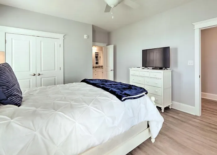 Gorgeous Emerald Isle Getaway: Walk To Beach!