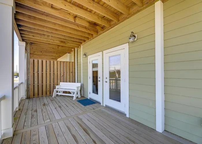 Emerald Isle Getaway W/ Decks & Beach Views!