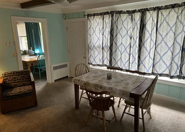 Historic Beach Side Getaway - Pet Friendly, Wifi Cottage