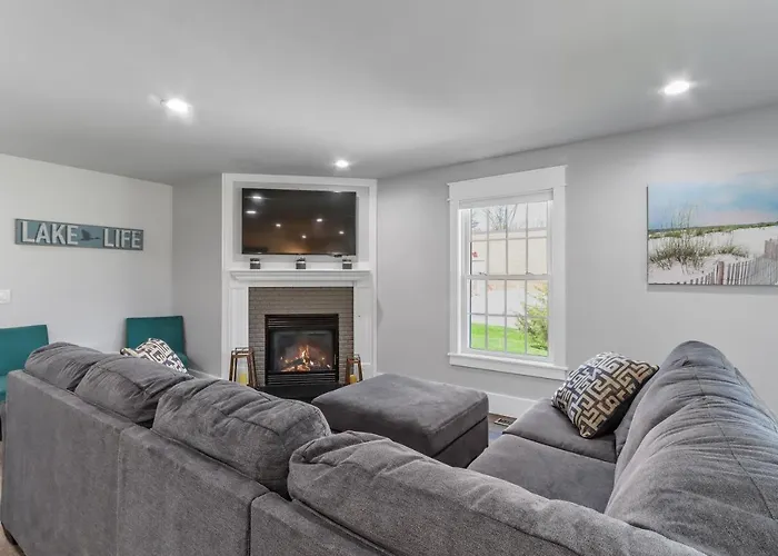 Williams Bay House - Cherry Street Retreat