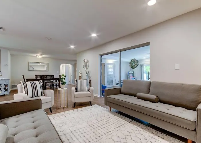 Spacious 3 Bedroom Pet Friendly!- Close To Beach!