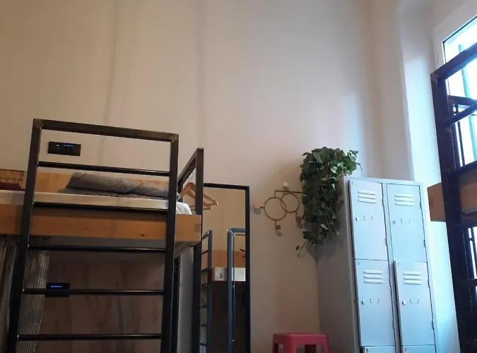 5 Terre Backpackers City