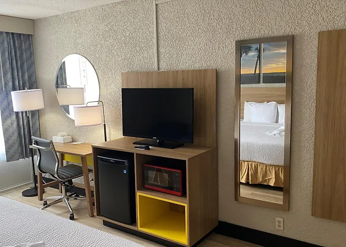 Days Inn & Suites By Wyndham Fort Pierce Midtown