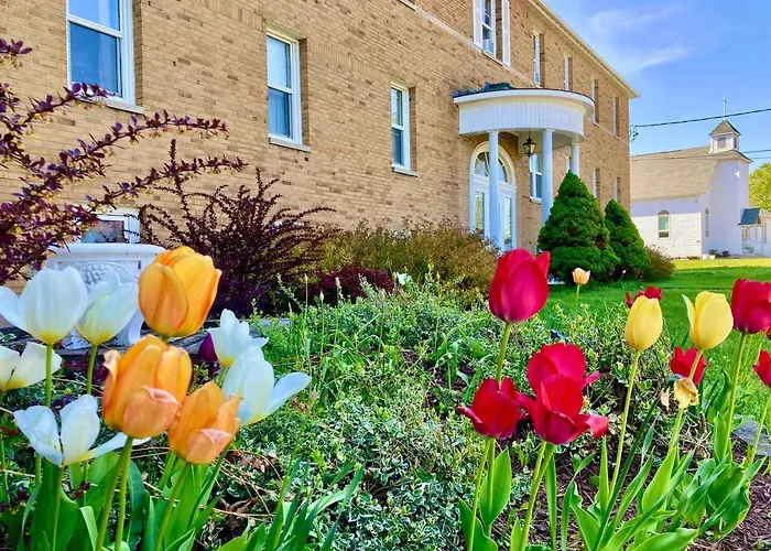 Garden Grove Retreat & Lodging Near Pictured Rocks, Fayette, Trails